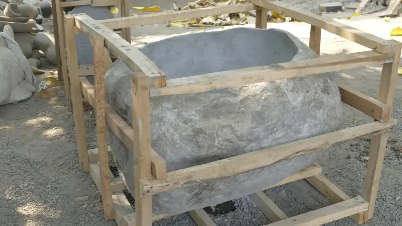 Product image 3 of the product “Basin from Riverstone, Natural surface, polished inside. Length 80 cm, Width 75 cm, Height 51 cm, Depth 39 cm. ”